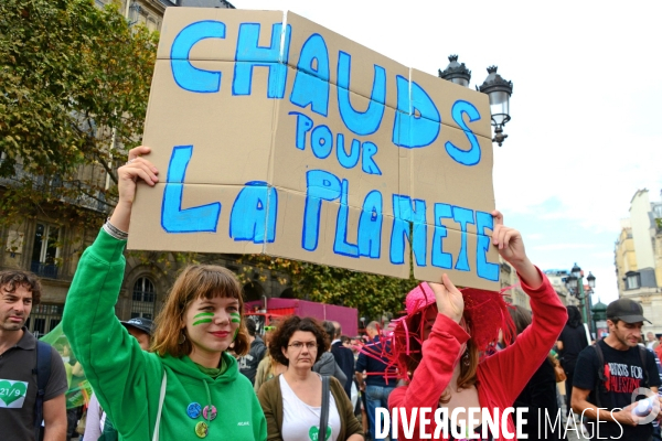 Demonstration to fight climate change in Paris.  Manifestation contre le changement climatique à Paris.