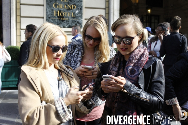 Ambiance autour du défilé Balmain pendant la Fashion Week de Paris