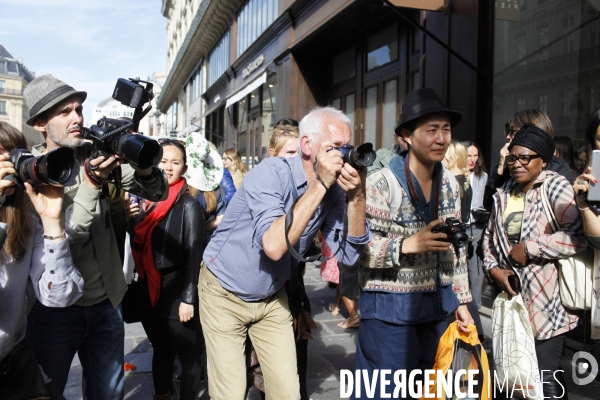 Ambiance autour du défilé Balmain pendant la Fashion Week de Paris