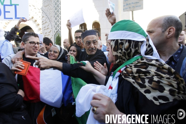Manifestation des musulmans de France à l appel du recteur de la Mosquée de Paris pour protester contre la décapitation d Herve GOURDEL