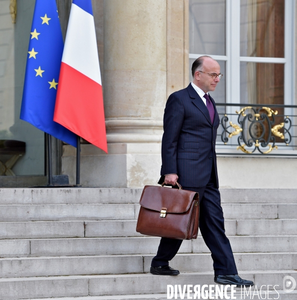 Conseil de défense  Bernard Cazeneuve Jean Yves Le Drian