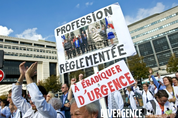 Illustration Septembre 2014.Manifestation des pharmaciens,dentistes, optalmologistes devant le ministere de l Economie à Bercy.