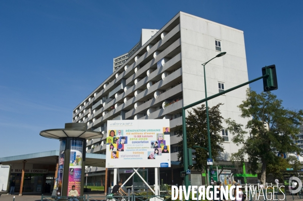 Illustration Septembre 2014.Colombes.France.Panneau annoncant la renovation urbaine pour un montant de 113 millions d euros, du quartier Fosses -Jean sur la periode 2012 -2020