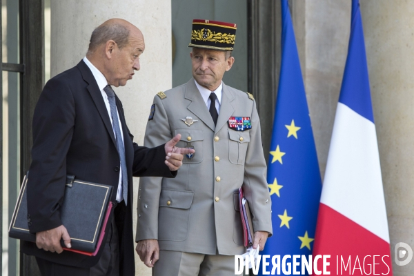 Réunion du conseil restreint de défense à l Elysée à propos de la guerre contre les islamistes de DAECH