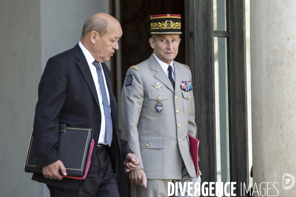 Réunion du conseil restreint de défense à l Elysée à propos de la guerre contre les islamistes de DAECH