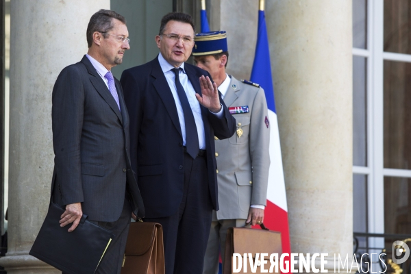 Réunion du conseil restreint de défense à l Elysée à propos de la guerre contre les islamistes de DAECH