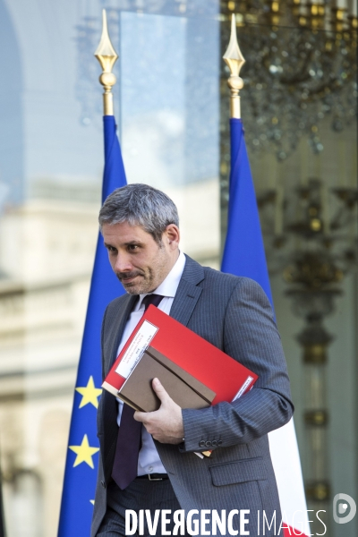 Réunion du conseil restreint de défense à l Elysée à propos de la guerre contre les islamistes de DAECH