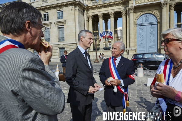 Bruno Le Maire avec des élus du Nord