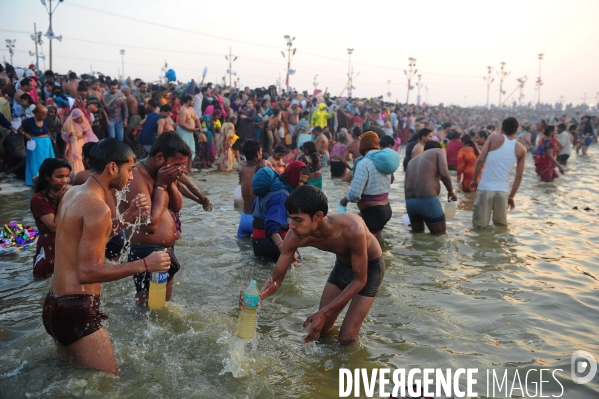 Kumbh Mela Hindu pilgrimage Ritual and worship 2013. Kumbh Mela hindou pèlerinage rituel et de culte 2013.