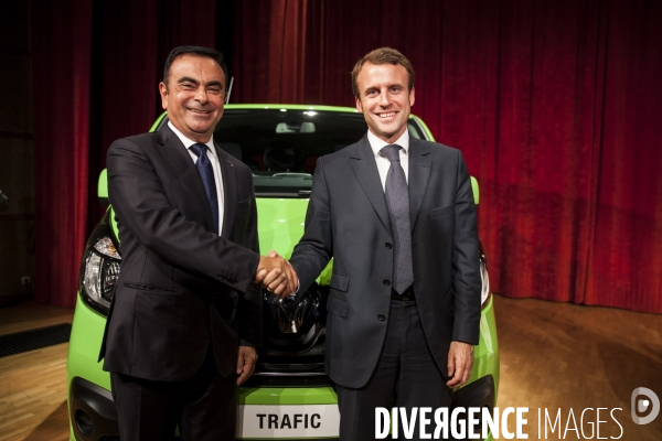 Carlos Ghosn PDG de Renault et Emmanuel MACRON Ministre de l Économie, de l Industrie et du Numérique inaugurent la nouvelle chaine de montagne du véhicule utilitaire de Renault, le Traffic, produit à l usine de Sandouville près du Havre.