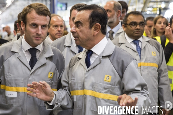 Carlos Ghosn PDG de Renault et Emmanuel MACRON Ministre de l Économie, de l Industrie et du Numérique inaugurent la nouvelle chaine de montagne du véhicule utilitaire de Renault, le Traffic, produit à l usine de Sandouville près du Havre.