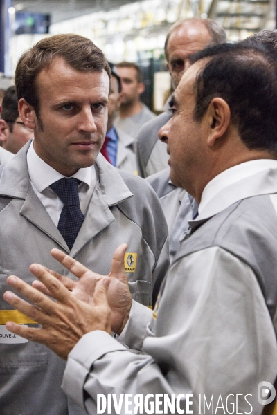 Carlos Ghosn PDG de Renault et Emmanuel MACRON Ministre de l Économie, de l Industrie et du Numérique inaugurent la nouvelle chaine de montagne du véhicule utilitaire de Renault, le Traffic, produit à l usine de Sandouville près du Havre.