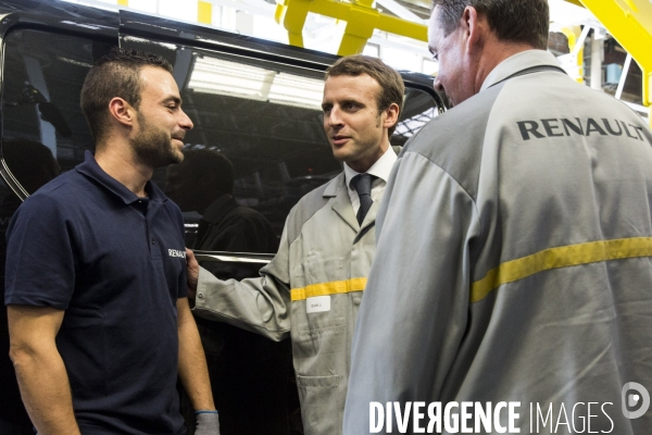 Carlos Ghosn PDG de Renault et Emmanuel MACRON Ministre de l Économie, de l Industrie et du Numérique inaugurent la nouvelle chaine de montagne du véhicule utilitaire de Renault, le Traffic, produit à l usine de Sandouville près du Havre.
