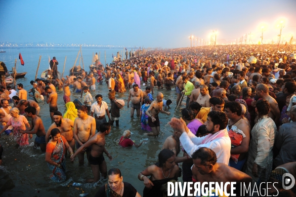 Kumbh Mela Hindu pilgrimage Ritual and worship 2013. Kumbh Mela hindou pèlerinage rituel et de culte 2013.