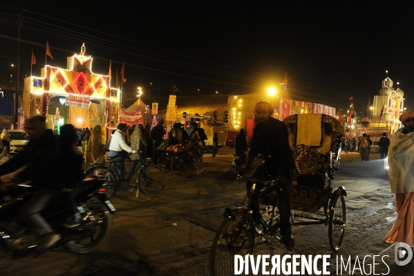 Kumbh Mela Hindu pilgrimage Ritual and worship 2013. Kumbh Mela hindou pèlerinage rituel et de culte 2013.