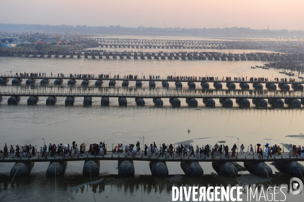 Kumbh Mela Hindu pilgrimage logistics and daily life 2013. Kumbh Mela hindous logistique du pèlerinage et vie quotidienne 2013.