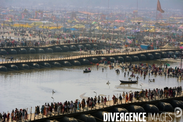 Kumbh Mela Hindu pilgrimage logistics and daily life 2013. Kumbh Mela hindous logistique du pèlerinage et vie quotidienne 2013.