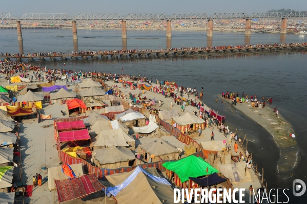 Kumbh Mela Hindu pilgrimage logistics and daily life 2013. Kumbh Mela hindous logistique du pèlerinage et vie quotidienne 2013.