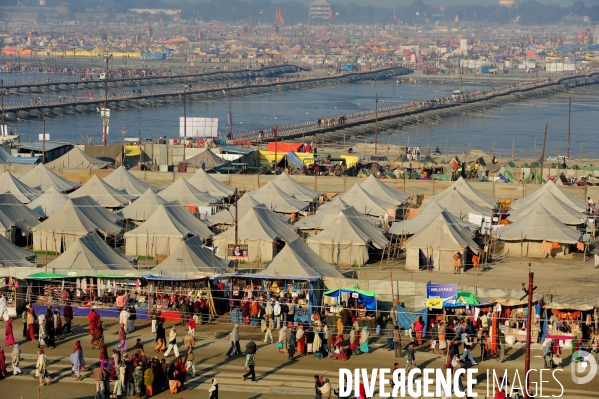 Kumbh Mela Hindu pilgrimage logistics and daily life 2013. Kumbh Mela hindous logistique du pèlerinage et vie quotidienne 2013.