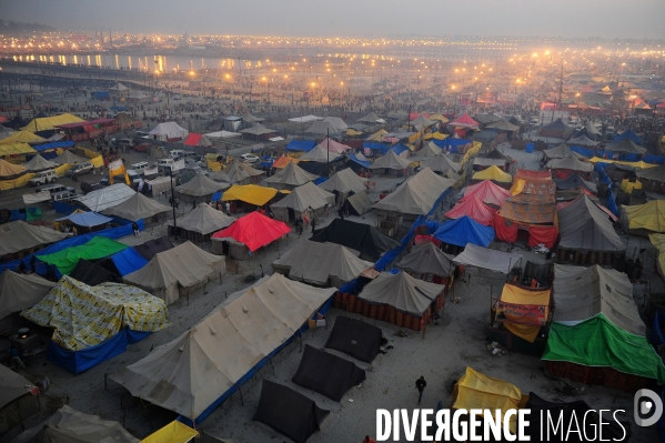 Kumbh Mela Hindu pilgrimage logistics and daily life 2013. Kumbh Mela hindous logistique du pèlerinage et vie quotidienne 2013.
