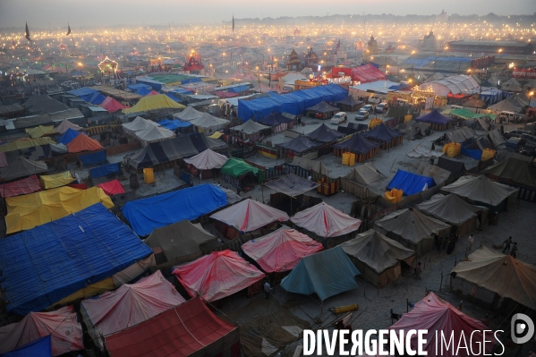 Kumbh Mela Hindu pilgrimage logistics and daily life 2013. Kumbh Mela hindous logistique du pèlerinage et vie quotidienne 2013.