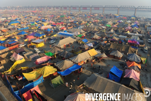 Kumbh Mela Hindu pilgrimage logistics and daily life 2013. Kumbh Mela hindous logistique du pèlerinage et vie quotidienne 2013.