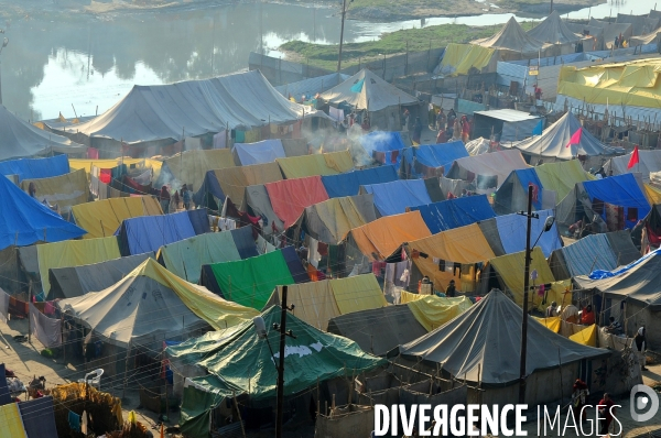 Kumbh Mela Hindu pilgrimage logistics and daily life 2013. Kumbh Mela hindous logistique du pèlerinage et vie quotidienne 2013.