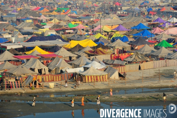 Kumbh Mela Hindu pilgrimage logistics and daily life 2013. Kumbh Mela hindous logistique du pèlerinage et vie quotidienne 2013.
