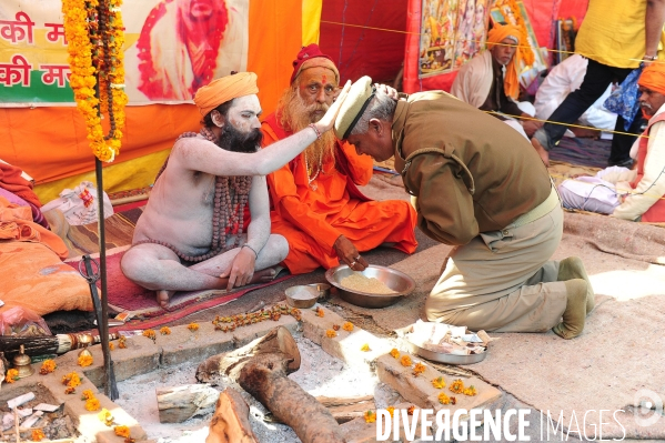 Kumbh Mela Hindu pilgrimage logistics and daily life 2013. Kumbh Mela hindous logistique du pèlerinage et vie quotidienne 2013.