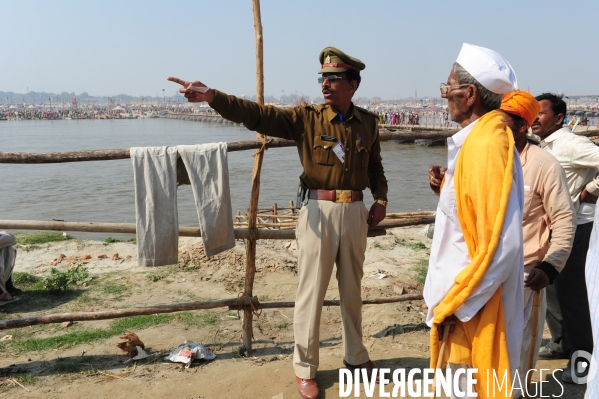 Kumbh Mela Hindu pilgrimage logistics and daily life 2013. Kumbh Mela hindous logistique du pèlerinage et vie quotidienne 2013.