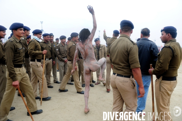 Kumbh Mela Hindu pilgrimage logistics and daily life 2013. Kumbh Mela hindous logistique du pèlerinage et vie quotidienne 2013.