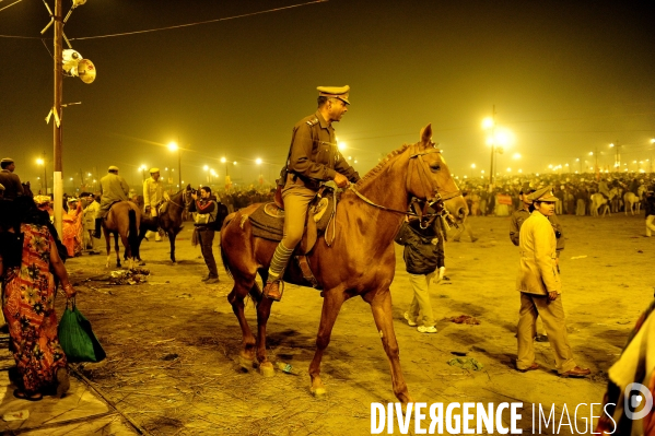 Kumbh Mela Hindu pilgrimage logistics and daily life 2013. Kumbh Mela hindous logistique du pèlerinage et vie quotidienne 2013.