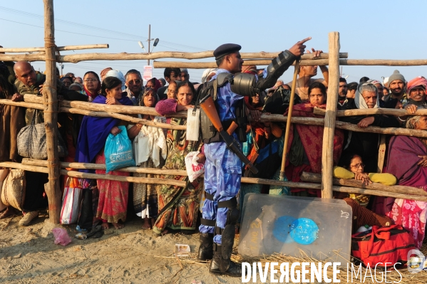 Kumbh Mela Hindu pilgrimage logistics and daily life 2013. Kumbh Mela hindous logistique du pèlerinage et vie quotidienne 2013.