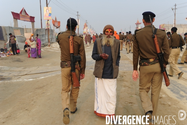 Kumbh Mela Hindu pilgrimage logistics and daily life 2013. Kumbh Mela hindous logistique du pèlerinage et vie quotidienne 2013.