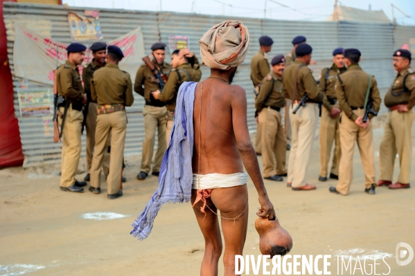 Kumbh Mela Hindu pilgrimage logistics and daily life 2013. Kumbh Mela hindous logistique du pèlerinage et vie quotidienne 2013.