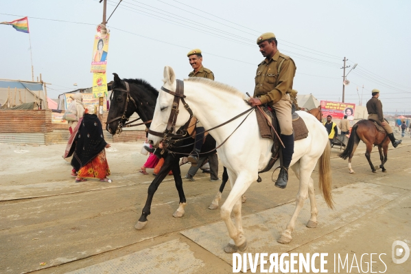 Kumbh Mela Hindu pilgrimage logistics and daily life 2013. Kumbh Mela hindous logistique du pèlerinage et vie quotidienne 2013.