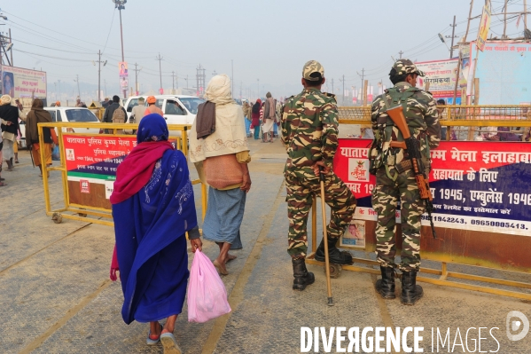 Kumbh Mela Hindu pilgrimage logistics and daily life 2013. Kumbh Mela hindous logistique du pèlerinage et vie quotidienne 2013.