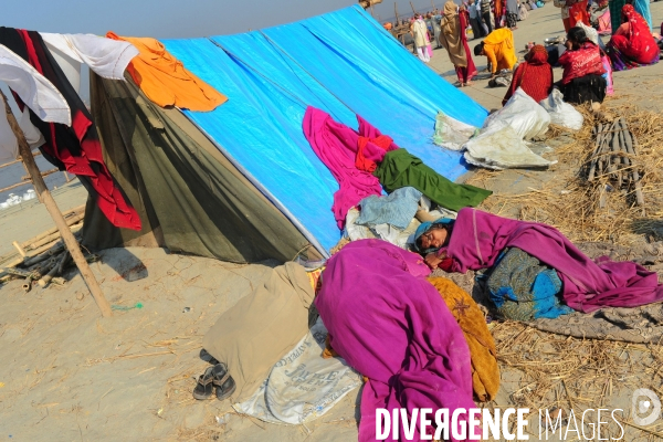 Kumbh Mela Hindu pilgrimage logistics and daily life 2013. Kumbh Mela hindous logistique du pèlerinage et vie quotidienne 2013.