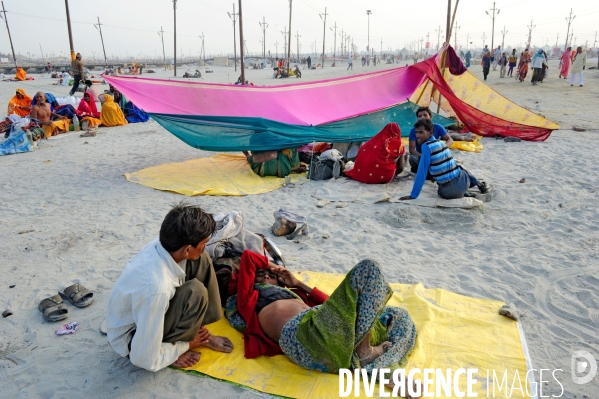 Kumbh Mela Hindu pilgrimage logistics and daily life 2013. Kumbh Mela hindous logistique du pèlerinage et vie quotidienne 2013.