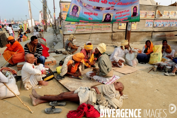 Kumbh Mela Hindu pilgrimage logistics and daily life 2013. Kumbh Mela hindous logistique du pèlerinage et vie quotidienne 2013.