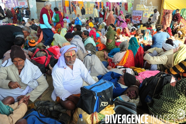 Kumbh Mela Hindu pilgrimage logistics and daily life 2013. Kumbh Mela hindous logistique du pèlerinage et vie quotidienne 2013.
