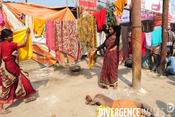 Kumbh Mela Hindu pilgrimage logistics and daily life 2013. Kumbh Mela hindous logistique du pèlerinage et vie quotidienne 2013.