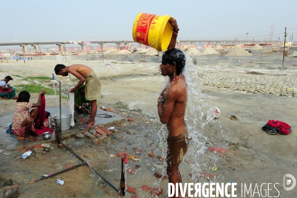 Kumbh Mela Hindu pilgrimage logistics and daily life 2013. Kumbh Mela hindous logistique du pèlerinage et vie quotidienne 2013.