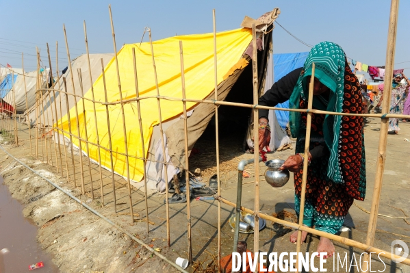 Kumbh Mela Hindu pilgrimage logistics and daily life 2013. Kumbh Mela hindous logistique du pèlerinage et vie quotidienne 2013.