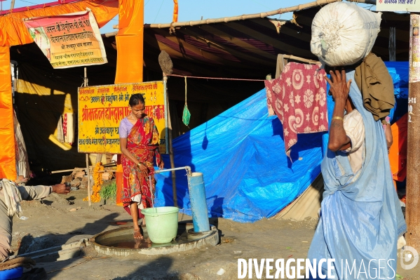 Kumbh Mela Hindu pilgrimage logistics and daily life 2013. Kumbh Mela hindous logistique du pèlerinage et vie quotidienne 2013.
