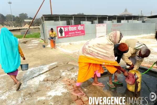 Kumbh Mela Hindu pilgrimage logistics and daily life 2013. Kumbh Mela hindous logistique du pèlerinage et vie quotidienne 2013.