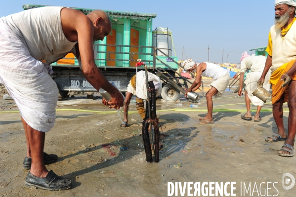 Kumbh Mela Hindu pilgrimage logistics and daily life 2013. Kumbh Mela hindous logistique du pèlerinage et vie quotidienne 2013.