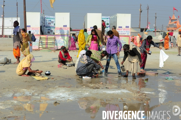 Kumbh Mela Hindu pilgrimage logistics and daily life 2013. Kumbh Mela hindous logistique du pèlerinage et vie quotidienne 2013.