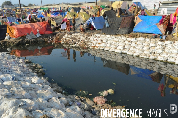 Kumbh Mela Hindu pilgrimage logistics and daily life 2013. Kumbh Mela hindous logistique du pèlerinage et vie quotidienne 2013.