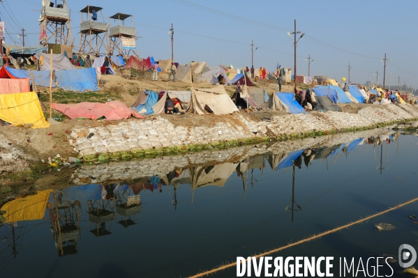 Kumbh Mela Hindu pilgrimage logistics and daily life 2013. Kumbh Mela hindous logistique du pèlerinage et vie quotidienne 2013.